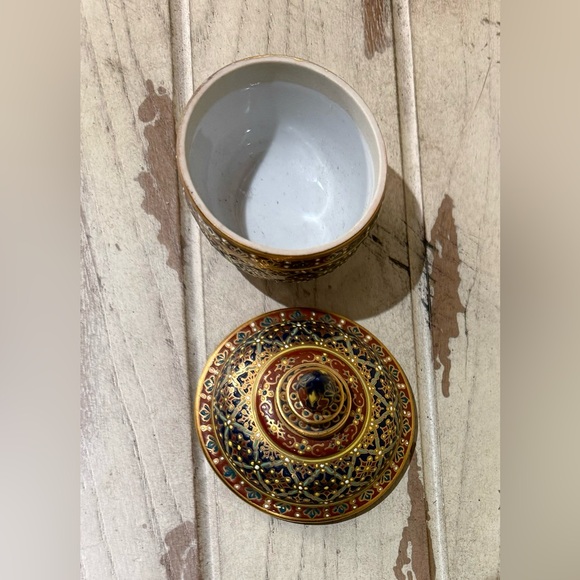 Hand Painted Pipatana Benjarong Lidded Jar 18K Gold - Picture 3 of 6